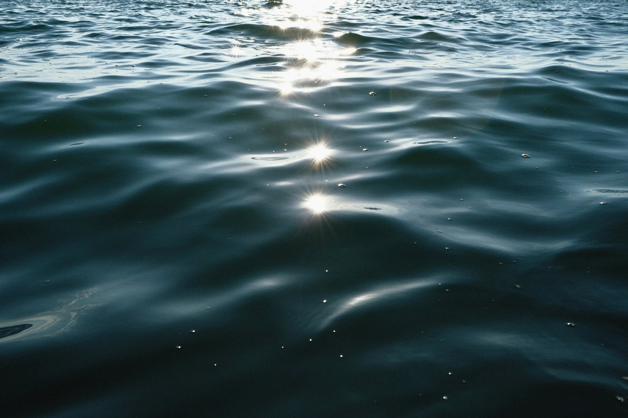 Wasser auf dem Sich die Sonne spiegelt